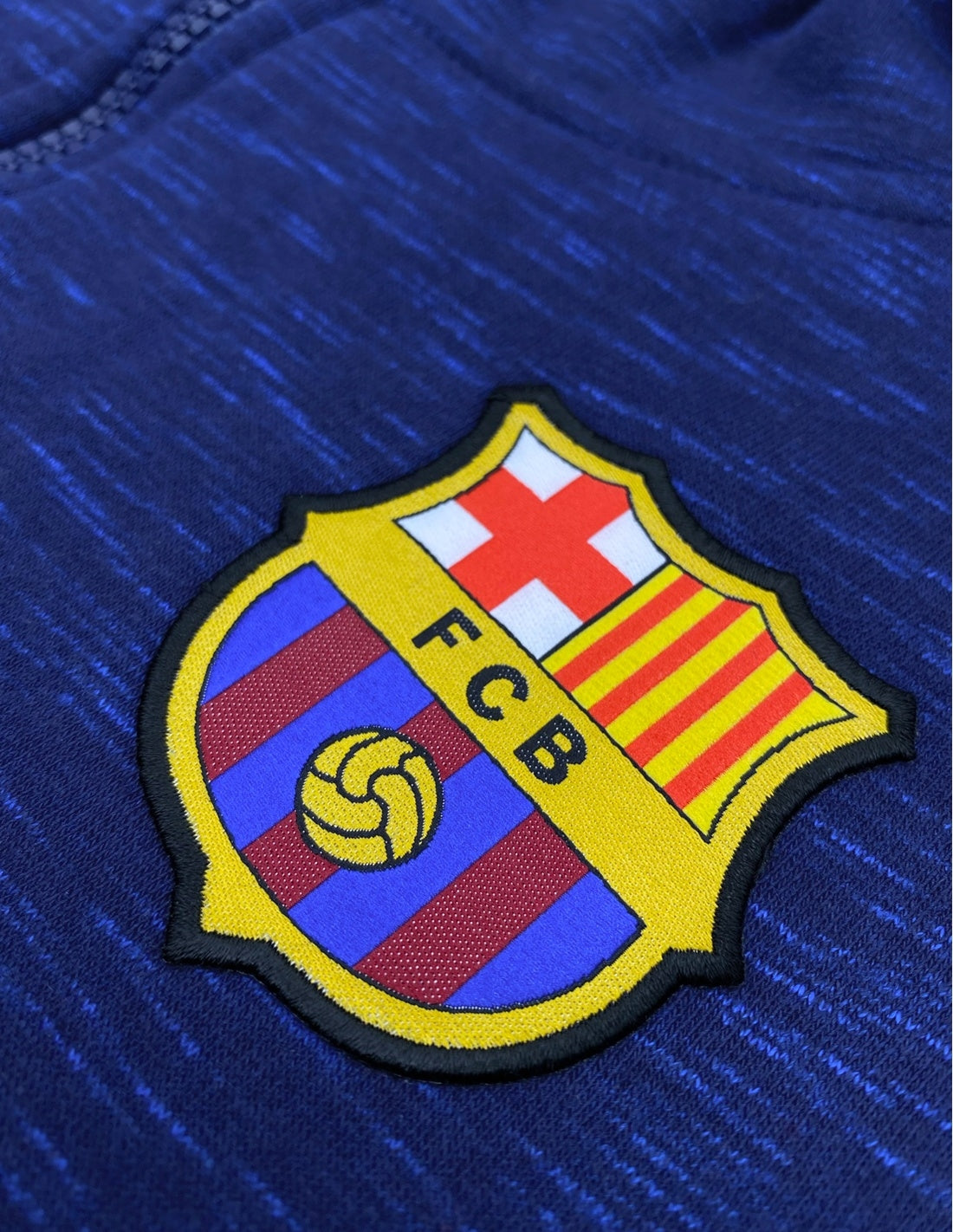 A tengerkék kapucnis Barça pulóver